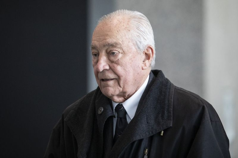 Endine Chicago Ald. Edward Vrdolyak lahkus neljapäeva hommikul, 7. märtsil 2019, koos oma advokaatidega Dirkseni föderaalsest kohtumajast pärast seda, kui ta tunnistas end süüdi föderaalses maksudest kõrvalehoidumise süüdistuses.