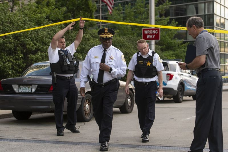 Surintendant de la police de Chicago. David Brown, au centre, se dirige vers les journalistes sur les lieux où une femme de 31 ans a été mortellement poignardée samedi après-midi dans le pâté de maisons 400 de South Wacker Drive dans le quartier de The Loop.
