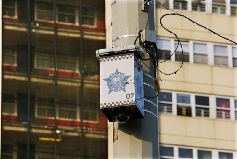   Una telecamera di sorveglianza del dipartimento di polizia di Chicago montata su palo nel Near North Side.