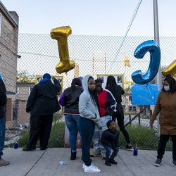 Les membres de la famille et de la communauté se réunissent pour un mémorial et un lâcher de ballons pour Erica Gibson, 12 ans, le mardi 11 mai 2021. Erica a été tuée par balle à Hazel Crest le week-end dernier.