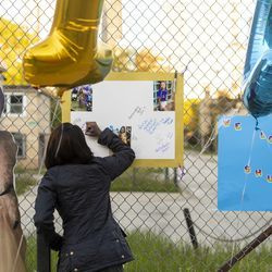 Les membres de la famille et de la communauté se réunissent pour un mémorial et un lâcher de ballons pour Erica Gibson, 12 ans, le mardi 11 mai 2021. Erica a été tuée par balle à Hazel Crest le week-end dernier.