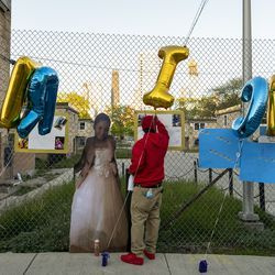Les membres de la famille et de la communauté se réunissent pour un mémorial et un lâcher de ballons pour Erica Gibson, 12 ans, le mardi 11 mai 2021. Erica a été tuée par balle à Hazel Crest le week-end dernier.