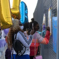 Les membres de la famille et de la communauté se réunissent pour un mémorial et un lâcher de ballons pour Erica Gibson, 12 ans, le mardi 11 mai 2021. Erica a été tuée par balle à Hazel Crest le week-end dernier.