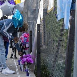Les membres de la famille et de la communauté se réunissent pour un mémorial et un lâcher de ballons pour Erica Gibson, 12 ans, le mardi 11 mai 2021. Erica a été tuée par balle à Hazel Crest le week-end dernier.