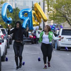 Les membres de la famille et de la communauté se réunissent pour un mémorial et un lâcher de ballons pour Erica Gibson, 12 ans, le mardi 11 mai 2021. Erica a été tuée par balle à Hazel Crest le week-end dernier.
