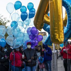 Les membres de la famille et de la communauté se réunissent pour un mémorial et un lâcher de ballons pour Erica Gibson, 12 ans, le mardi 11 mai 2021. Erica a été tuée par balle à Hazel Crest le week-end dernier.