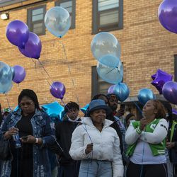 Les membres de la famille et de la communauté se réunissent pour un mémorial et un lâcher de ballons pour Erica Gibson, 12 ans, le mardi 11 mai 2021. Erica a été tuée par balle à Hazel Crest le week-end dernier.