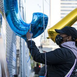 Les membres de la famille et de la communauté se réunissent pour un mémorial et un lâcher de ballons pour Erica Gibson, 12 ans, le mardi 11 mai 2021. Erica a été tuée par balle à Hazel Crest le week-end dernier.