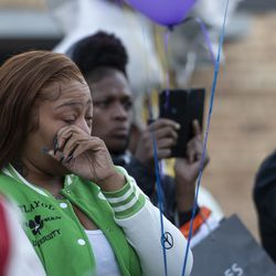 Les membres de la famille et de la communauté se réunissent pour un mémorial et un lâcher de ballons pour Erica Gibson, 12 ans, le mardi 11 mai 2021. Erica a été tuée par balle à Hazel Crest le week-end dernier.