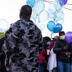 Les membres de la famille et de la communauté se réunissent pour un mémorial et un lâcher de ballons pour Erica Gibson, 12 ans, le mardi 11 mai 2021. Erica a été tuée par balle à Hazel Crest le week-end dernier.