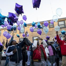 Les membres de la famille et de la communauté se réunissent pour un mémorial et un lâcher de ballons pour Erica Gibson, 12 ans, le mardi 11 mai 2021. Erica a été tuée par balle à Hazel Crest le week-end dernier.
