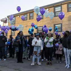 Les membres de la famille et de la communauté se réunissent pour un mémorial et un lâcher de ballons pour Erica Gibson, 12 ans, le mardi 11 mai 2021. Erica a été tuée par balle à Hazel Crest le week-end dernier.