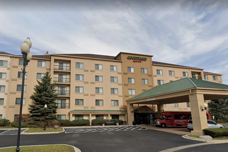 Dziedziniec hotelu Marriott, 6610 S. Cicero Ave.
