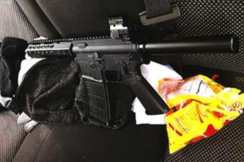   Ein Sturmgewehr, das die FBI-Behörden von einem Mitglied der Straßenbande Wicked Town beschlagnahmt haben.