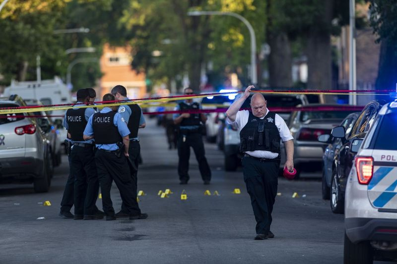 Chicago politsei uurib laupäeval pärast seda, kui 7-aastane tüdruk lasti surmavalt North Latrobe Avenue kvartalis 100, kui ta osales neljanda juuli peol oma vanaema kodus.