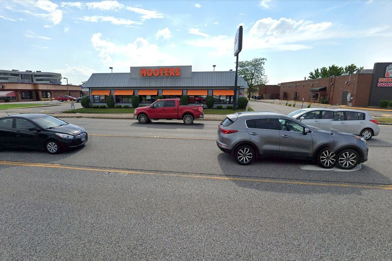 Schüsse wurden ausgetauscht, als jemand auf zwei Personen schoss, die am 26. Dezember 2019 in Lansing einen Hooters verließen.