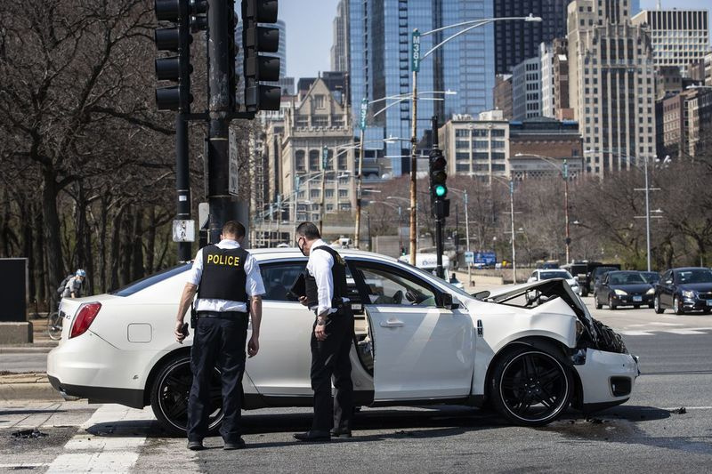 La policía investiga después de que un niño recibió un disparo el 6 de abril de 2021, cerca de Monroe Street y Lake Shore Drive, cerca de Grant Park.
