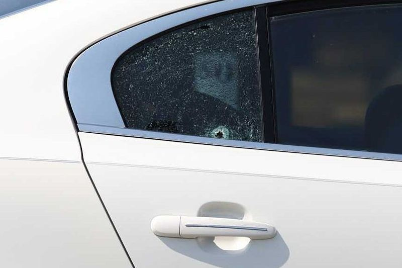 Se podía ver un agujero de bala en la ventana trasera del pasajero de un automóvil en el que un niño recibió un disparo el 6 de abril de 2021, cerca de las unidades de Monroe y Lake Shore cerca de Grant Park.