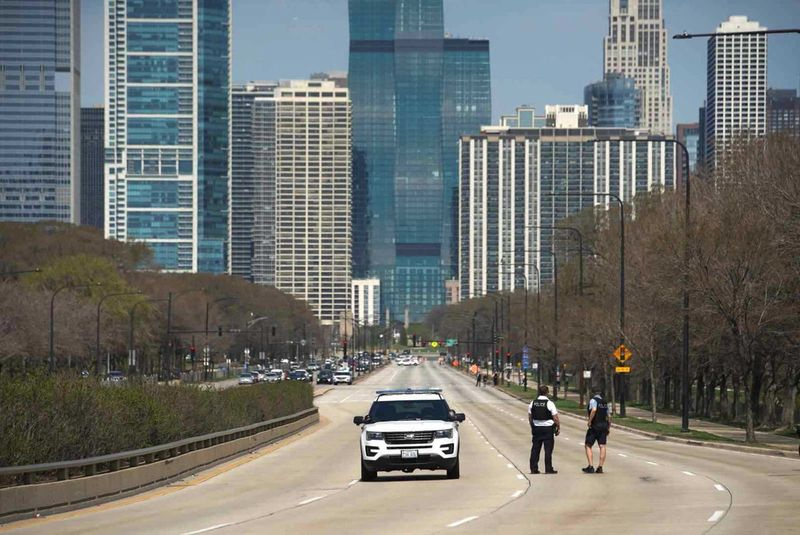 La policía investiga después de que un niño recibió un disparo el 6 de abril de 2021, cerca de las unidades de Monroe y Lake Shore cerca de Grant Park.