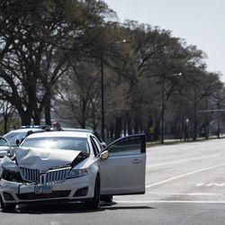 La policía de Chicago investiga en los carriles hacia el norte de Lake Shore Drive en East Monroe Street, donde un niño de 2 años recibió un disparo en la cabeza mientras viajaba dentro de un automóvil cerca de Grant Park, el martes 6 de abril de 2021.