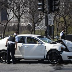La policía de Chicago investiga en los carriles hacia el norte de Lake Shore Drive en East Monroe Street, donde un niño de 2 años recibió un disparo en la cabeza mientras viajaba dentro de un automóvil cerca de Grant Park, el martes 6 de abril de 2021.