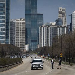 La policía de Chicago investiga en los carriles hacia el norte de Lake Shore Drive en East Monroe Street, donde un niño de 2 años recibió un disparo en la cabeza mientras viajaba dentro de un automóvil cerca de Grant Park, el martes 6 de abril de 2021.