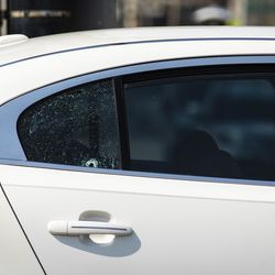 La policía de Chicago investiga en los carriles hacia el norte de Lake Shore Drive en East Monroe Street, donde un niño de 2 años recibió un disparo en la cabeza mientras viajaba dentro de un automóvil cerca de Grant Park, el martes 6 de abril de 2021.