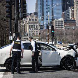 La policía de Chicago investiga en los carriles hacia el norte de Lake Shore Drive en East Monroe Street, donde un niño de 2 años recibió un disparo en la cabeza mientras viajaba dentro de un automóvil cerca de Grant Park, el martes 6 de abril de 2021.