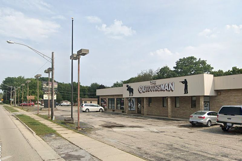 Los oficiales respondieron a un robo en una tienda de armas, Outdoorsman, el 10 de noviembre de 2020, en Winthrop Harbor.