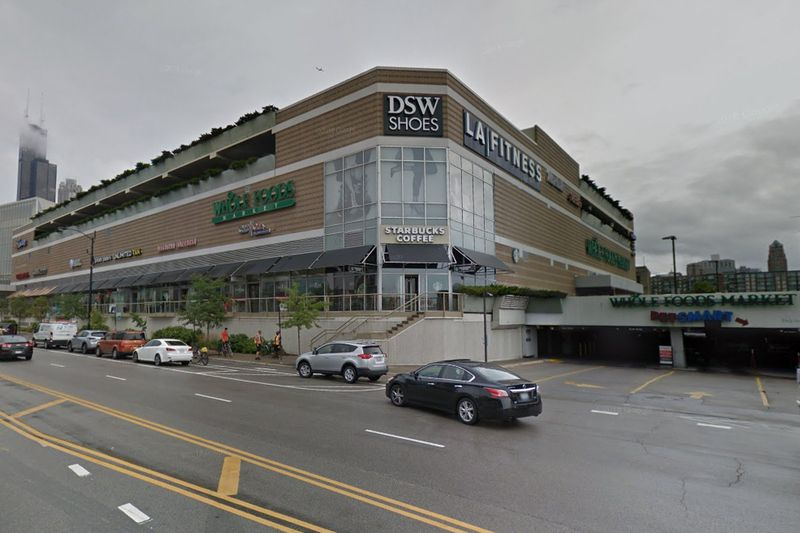 Alguém roubou uma arma do carro de um policial de Cícero que estava fora de serviço depois de tirar as chaves de um armário em 18 de junho de 2019, no South Loop LA Fitness.