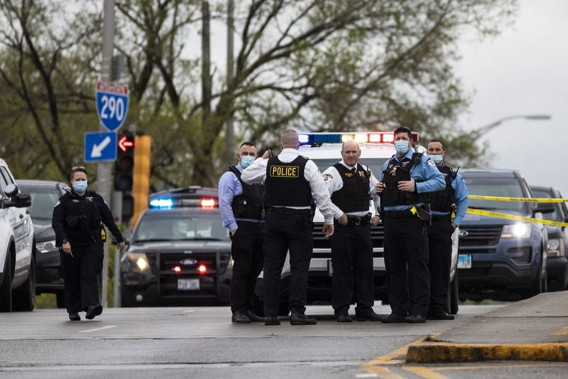 Las autoridades investigan en Harlem Avenue sobre la I-290 después de que un oficial de policía de Oak Park estuvo involucrado en un tiroteo, el jueves 8 de abril de 2021 por la mañana.