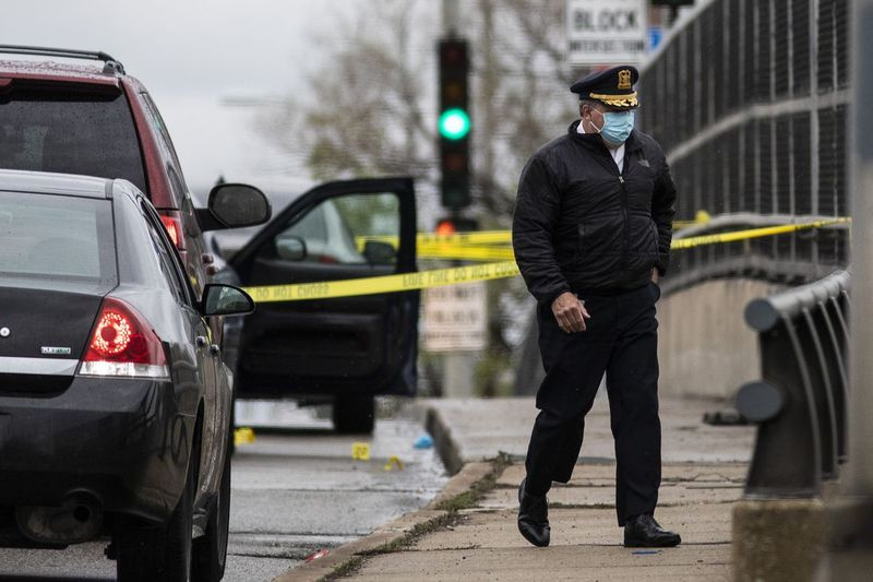 Las autoridades investigan en Harlem Avenue sobre la I-290 después de que un oficial de policía de Oak Park estuvo involucrado en un tiroteo, el jueves 8 de abril de 2021 por la mañana.