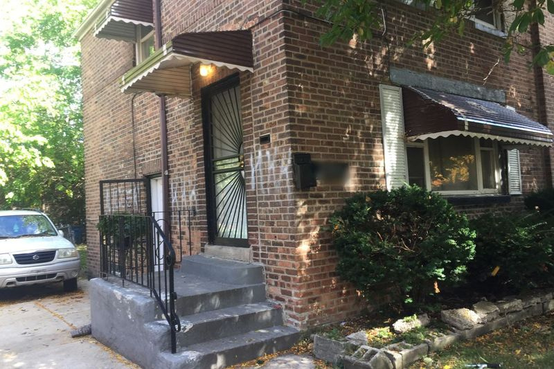 Stacey Jones, de 35 años, que tenía ocho meses de embarazo, fue encontrada inconsciente el martes temprano con dos disparos en la espalda en el porche de su casa en la cuadra 2100 de East 95th Street.