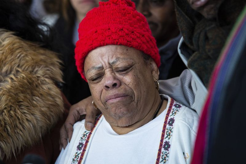 Flankeret af tilhængere græder Armanda Shackleford, mor til Gerald Reed, mens hun taler til journalister ved Leighton Criminal Courthouse den 14. februar 2020. En dommer i Cook County omstødte en kendelse, der gav Reed en ny retssag for et dobbeltmord i 1990.