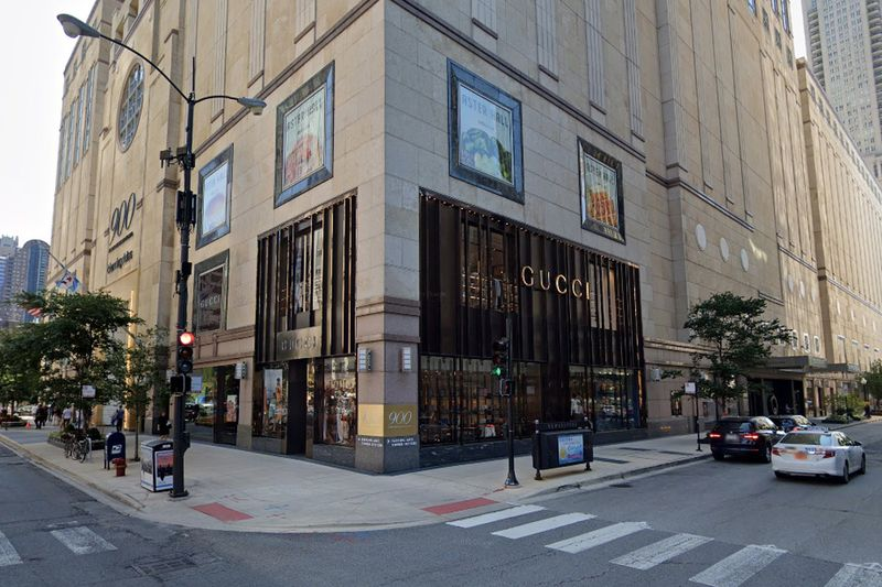 Winkeldieven stalen op 4 maart 2020 koopwaar uit de Magnificent Mile Gucci-winkel, 900 N. Michigan Ave.