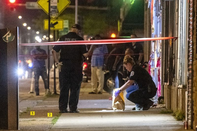 Politiet i Chicago arbejder på scenen, hvor en 44-årig mand blev skudt og dræbt i 500 blok af East 79th Street i Chatham-kvarteret, lørdag den 24. juli 2021.
