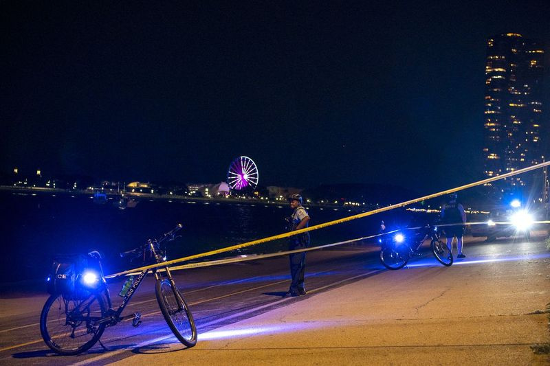 Plaats delict tape blokkeert een deel van de Lakefront Trail nabij het 800 blok van North Lake Shore Drive, waar maandagavond een man werd neergeschoten in de Gold Coast.