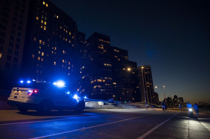 De politie van Chicago is maandagavond ter plaatse nadat een persoon is neergeschoten op de Lakefront Trail nabij het 800-blok van North Lake Shore Drive in de wijk Gold Coast.