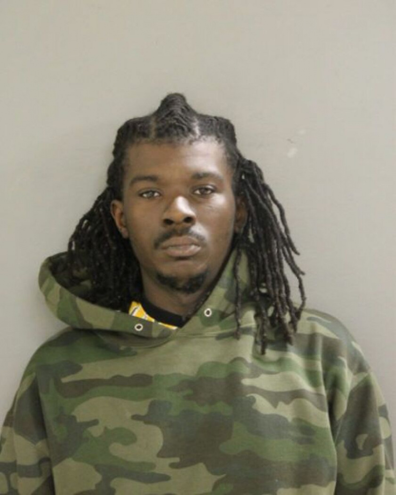  Troy Shumpert, 32, wird beschuldigt, einen Mann getötet und drei weitere Personen verletzt zu haben, nachdem er am 23. Oktober 2022 mit seinem Auto eine Bushaltestelle im Block 7900 des South Martin Luther King Jr. Drive angefahren hatte.