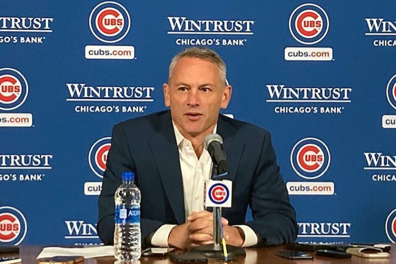   Cubs President för Baseball Operations Jed Hoyer talar vid en presskonferens i oktober. Strålkastaren hamnar på honom igen när den heta spisen dyker upp på vintermötena denna vecka.