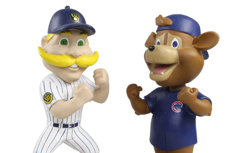 Clark the Cub en Bernie Brewer proberen bezig te blijven met het stilgelegde honkbalseizoen.