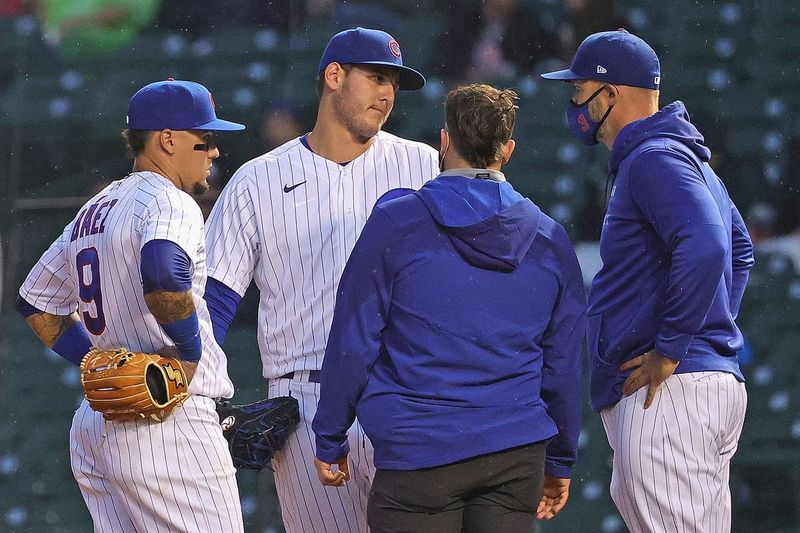 „Cubs“ žaidėjas Anthony Rizzo kalbasi su treneriu ir vadybininku Davidu Rossu, o Javieras Baezas klausosi prieš Rizzo išvykimą penktajame antradienio žaidimo su „Nationals“ pamaina Wrigley Field stadione.