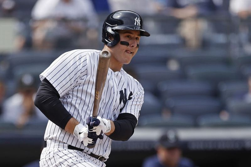 Bývalý Cubs a súčasný prvý základný hráč Yankees Anthony Rizzo bol pozitívne testovaný na COVID-19.