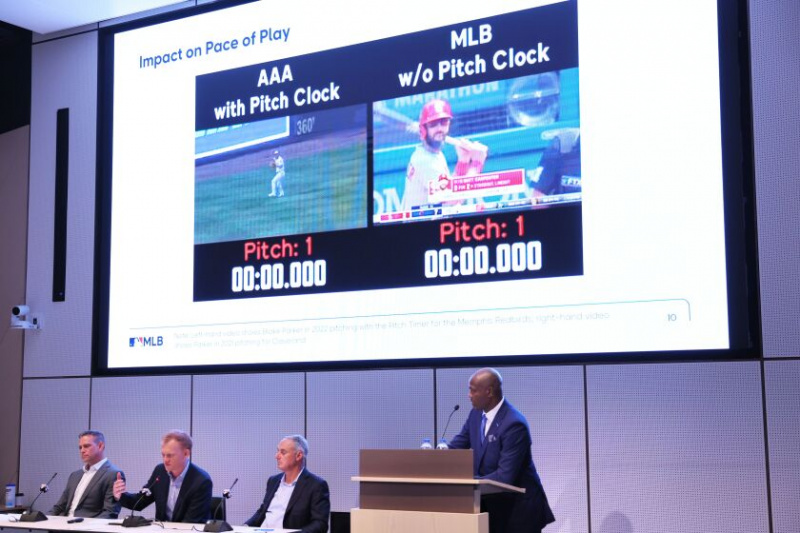   Morgan Sword, výkonný viceprezident baseballových operácií v MLB, hovorí počas tlačovej konferencie v ústredí MLB 09. septembra 2022 v New Yorku. Major League Baseball oznámil súbor zmien pravidiel, vrátane zavedenia hodín na ihrisku.