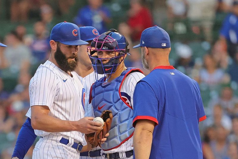 Cubs-manager David Ross verwijdert startende werper Jake Arrieta dinsdagavond in de eerste helft van de tweede inning op Wrigley Field uit de wedstrijd tegen de Philadelphia Phillies.