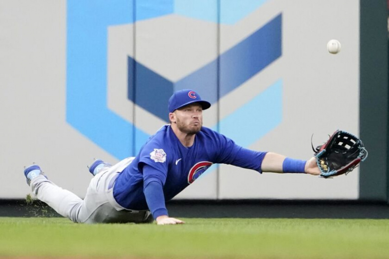   Ľavý hráč v poli Cubs Ian Happ sa vrhá do skoku, aby prerezal mušku Juana Yepeza od Louisa Cardinals na singl počas druhej zmeny bejzbalového zápasu v piatok 24. júna 2022 v St. Louis. Happ vyhodil Yepeza na druhom mieste hry.