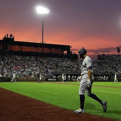 Yankees udpeget hitter Giancarlo Stanton går til dugout under den sjette inning mod White Sox, da solen går ned ved Field of Dreams-spillet.