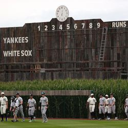 Medlemmer af Chicago White Sox og New York Yankees indtager banen forud for en kamp på Field of Dreams den 12. august 2021 i Dyersville, Iowa.