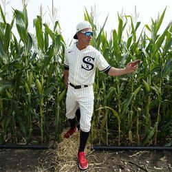 White Sox tredje baseman Jake Lamb går gennem en kornmark før et Field of Dreams-spil.