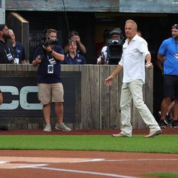 Skuespilleren Kevin Costner går ind på banen forud for en kamp mellem Chicago White Sox og New York Yankees.